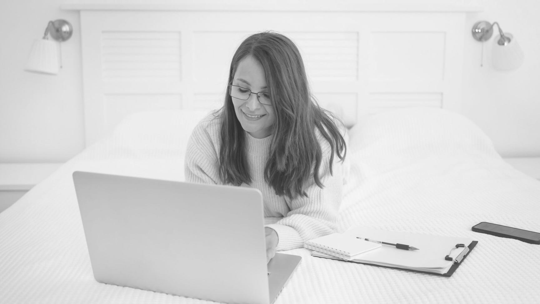 Estudiantes trabajando en análisis financiero colaborativo